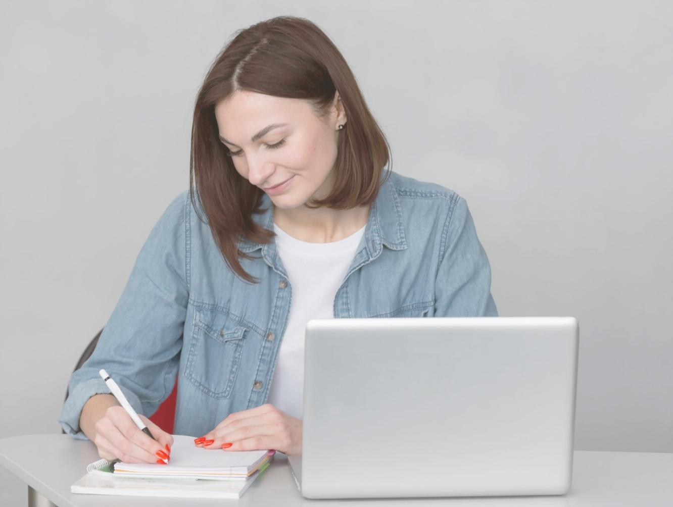 Participant analysant ses données financières sur tablette